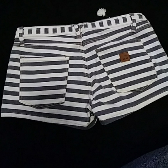 Stripped shorts - Picture 3 of 3